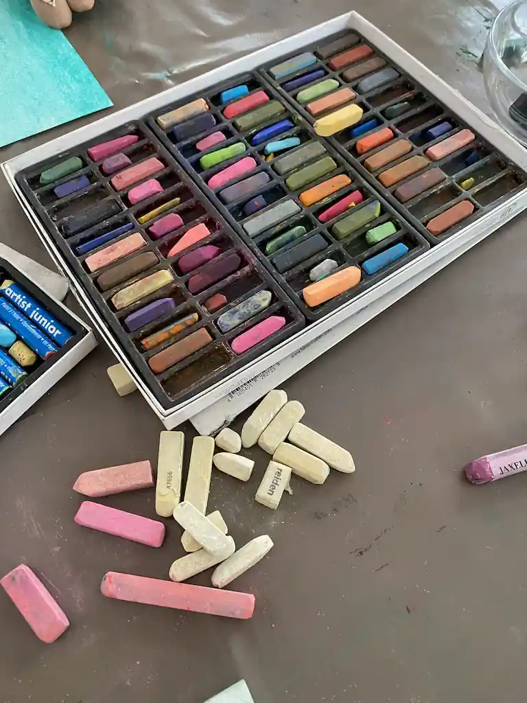 Ensemble de craie utilisés dans les ateliers d'art-thérapie