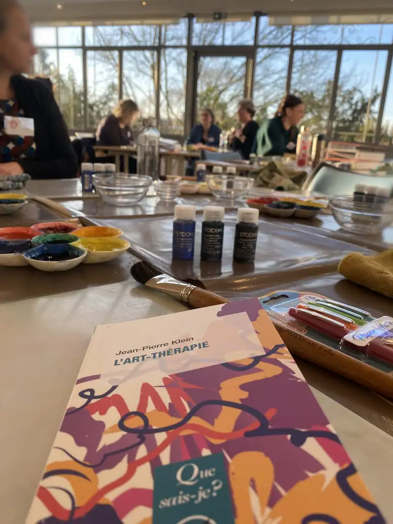 Photo d'une session dans un atelier d'art-thérapie à Créteil dans le Val-de-Marne