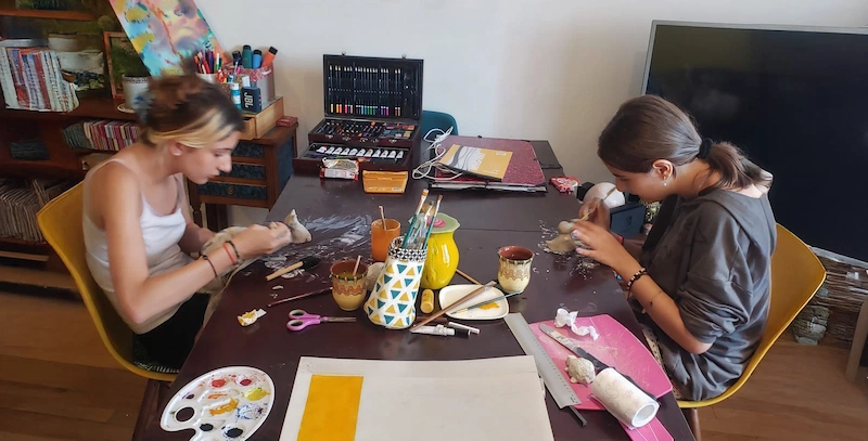 Deux jeunes filles qui créent dans l'atelier et le cabinet d'art thérapie de l'Atelier 94