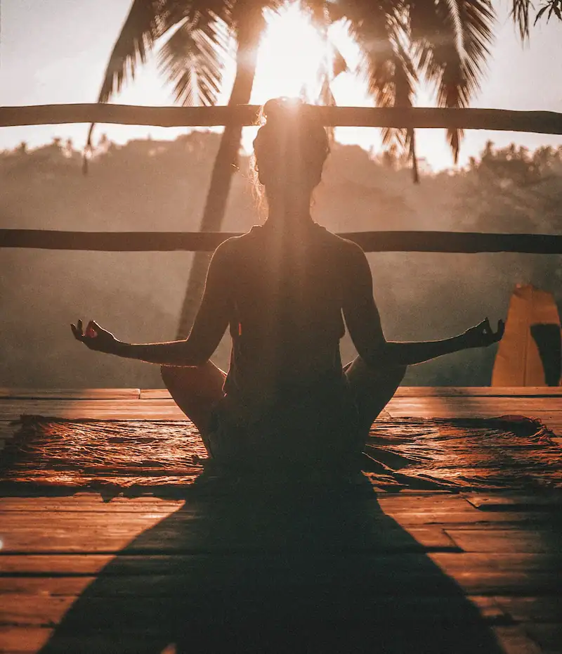 Femme en position de Yoga zen, en pleine séance de soins énergétiques